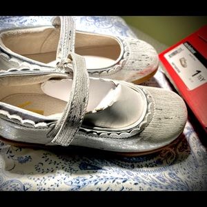 See Kai run never worn size 1.5 youth - sparkling silver and white